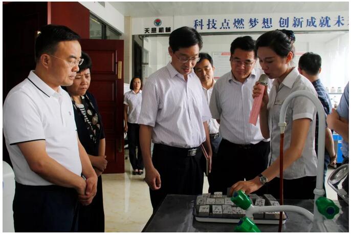 山東省外國專家局副局長杜廣選一行蒞臨天意機械參觀指導(dǎo)